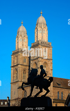 La Svizzera Zurigo scultura di Hans Waldmann acqua chiesa Grossmunster Foto Stock