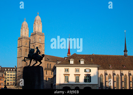 La Svizzera Zurigo scultura di Hans Waldmann acqua chiesa Grossmunster Foto Stock