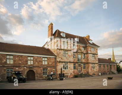 Royal Monmouthshire quartier generale del reggimento e museo al crepuscolo Monmouth Galles REGNO UNITO Foto Stock