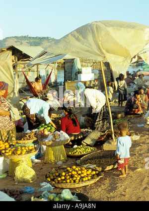 Frutta e verdura presso i fornitori la mattina presto sul mercato stradale, Chong Kneas villaggio galleggiante, il Tonle Sap, Siem Reap, Cambogia Foto Stock