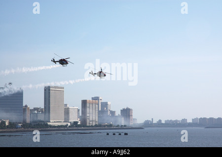 Due elicotteri a Air Show di Air Force India a Marine Drive Bombay ora Mumbai India Maharashtra su 17 ottobre 2004 Foto Stock