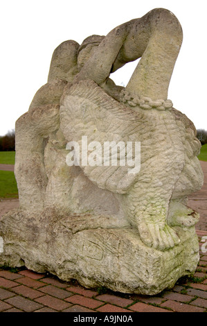 Una statua erosa dalla pioggia acida sul bordo del lago Willen vicino a Milton Keynes Foto Stock