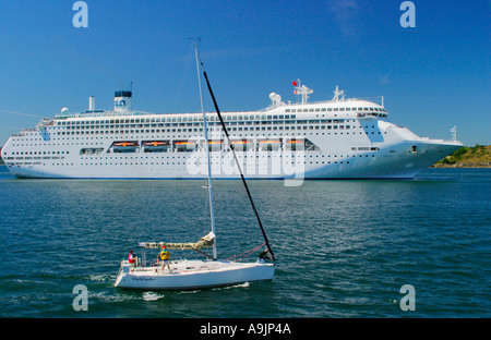 Regal Princess nave da crociera in barca a vela e vicino al porto di Victoria Foto Stock