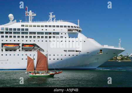 Regal Princess nave da crociera e yacht vicino al porto di Victoria Foto Stock