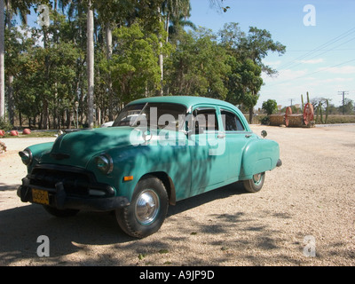 Cuba parcheggiato 1950's American chevrolet berlina Foto Stock