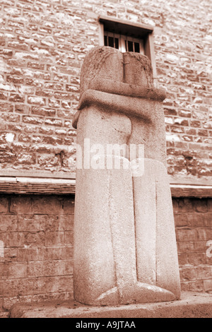 Il Bacio di Brancusi pietra tombale al citato nel cimitero di Montparnasse Parigi Francia Foto Stock