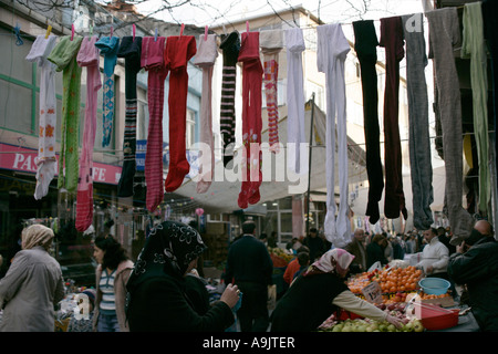 Calze appeso a un mercato di strada nel quartiere Fener, Istanbul, Turchia Foto Stock