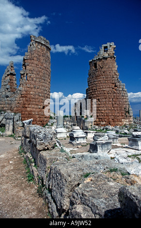 Rovine romane di Perge vicino a Antalya Turchia Round Tower Gateway in parziale rovine Perge era un importante città della Panfilia Foto Stock