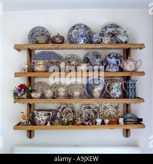 Close-up di raccolta del bianco e del blu cina con Carlton ware su scaffali di pino Foto Stock
