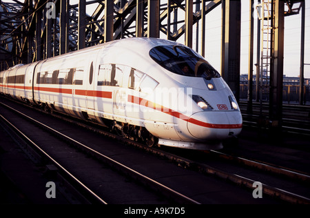 Le ferrovie tedesche Deutsche Bahn Inter City Express che attraversa il fiume Reno a Colonia Foto Stock