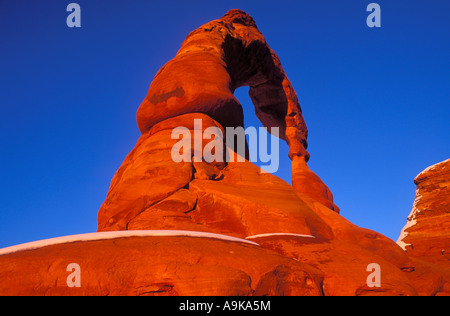 Serata calda luce su Delicate Arch in inverno Arches National Park nello Utah Foto Stock