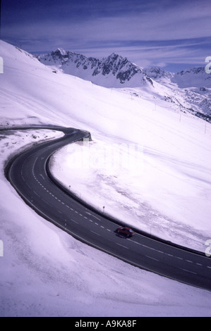 Una vettura che si snoda fino alla stazione sciistica di Verbier, Svizzera. Foto Stock