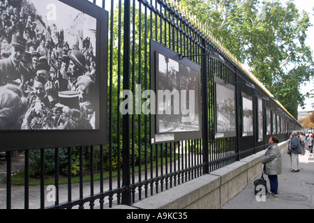 Mostra fotografica che ritrae la liberazione di Parigi in WW2 sulla ringhiera del Jardin du Luxembourg Parigi Francia Foto Stock