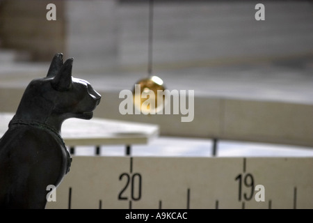 Pendule de Foucault e cat statua NEL PANTHEON Parigi Francia Foto Stock