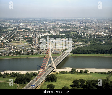 Ponte Fleher, autostrada oltre il fiume Reno, in Germania, in Renania settentrionale-Vestfalia, Duesseldorf Foto Stock