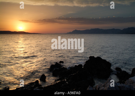 Tramonto sul mare Adriatico, Makarska, Dalmazia, Croazia. Foto Stock