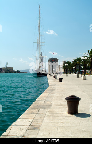 Nave a vela a fianco nel porto di Trogir, Dalmazia, Croazia. Foto Stock