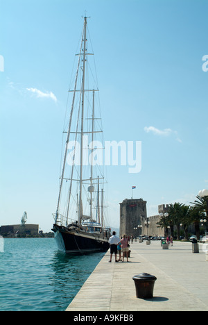 Nave a vela a fianco nel porto di Trogir, Dalmazia, Croazia. Foto Stock