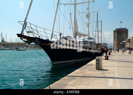 Nave a vela a fianco nel porto di Trogir, Dalmazia, Croazia. Foto Stock