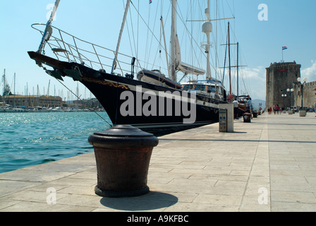 Nave a vela a fianco nel porto di Trogir, Dalmazia, Croazia. Foto Stock