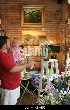 Alabama Baldwin County, Fairhope, Ole Bay Water Mercantile, arte e artigianato locale, creativo, lavoro di fantasia, padre papà, genitori, figlia, shopping shopper Foto Stock