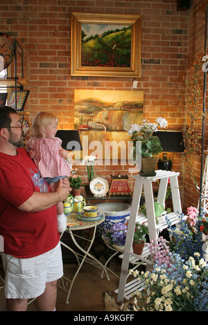 Alabama Baldwin County, Fairhope, Ole Bay Water Mercantile, arte e artigianato locale, creativo, lavoro di fantasia, padre papà, genitori, figlia, shopping shopper Foto Stock