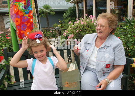 Alabama Baldwin County, Fairhope, Ole Bay Water Mercantile, arti e mestieri locali, creativo, lavoro di fantasia, nonna, ragazze ragazza, ragazzi giovani Yo Foto Stock