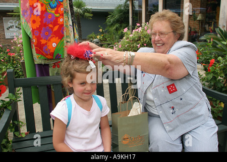 Alabama Baldwin County, Fairhope, Ole Bay Water Mercantile, arti e mestieri locali, creativo, lavoro di fantasia, nonna, ragazze ragazza, ragazzi giovani Yo Foto Stock