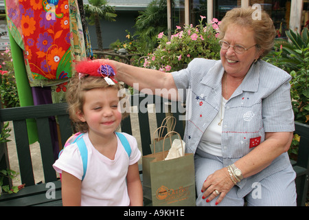 Alabama Baldwin County, Fairhope, Ole Bay Water Mercantile, arti e mestieri locali, creativo, lavoro di fantasia, nonna, ragazze ragazza, ragazzi giovani Yo Foto Stock