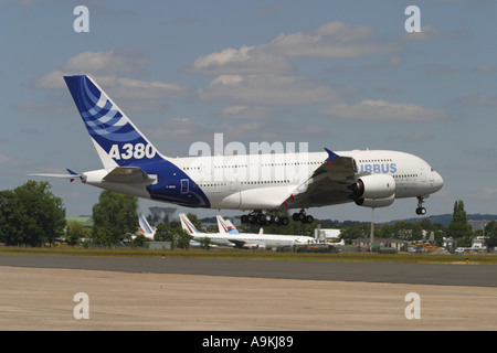 Airbus A380 nuovo grande e moderno di double decker commerciale aereo di linea di passeggeri in volo Foto Stock
