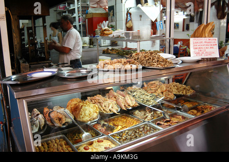 Fritti e pesce cucinato in stallo local street market Chania Creta Foto Stock