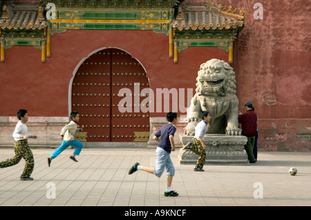 I bambini che giocano a calcio nel parco JINGSHANG DONGCHENG Pechino CINA Foto Stock