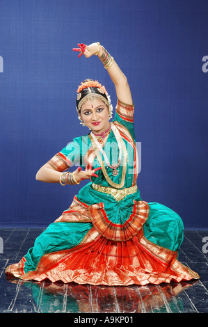 Bharata Natyam, Bharatnatyam, danza classica indiana, danza femminile, costume Bharatanatyam Bharat Natyam, sara di seta e gioielli d'oro, India, MR 604 Foto Stock