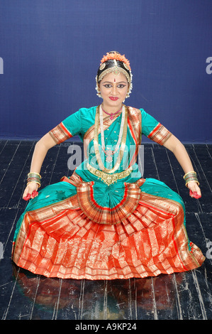 Bharata Natyam, Bharatnatyam, danza classica indiana, danza femminile, costume Bharatanatyam Bharat Natyam, sara di seta e gioielli d'oro, India, MR 604 Foto Stock