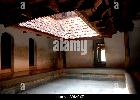 Legno padmanafapuram palace NALUKETTU thakkala keralam, TAMIL NADU Foto Stock