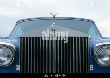 Rolls Royce Corniche Mk2. Mascotte mascotte spirito di ecstasy ornamenti cofano lady donna figura femminile sottile curva icona svelt iconica Foto Stock