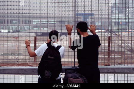 Le persone che visualizzano il sito a Ground Zero World Trade Center di New York City STATI UNITI D'AMERICA Foto Stock