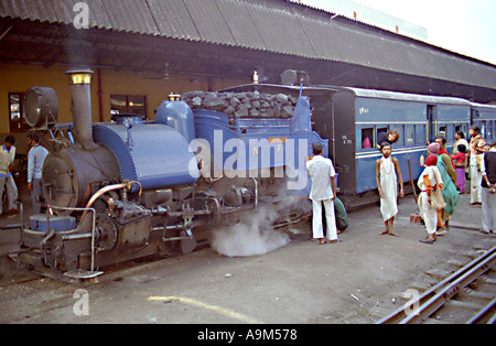 Toy Train alla stazione sul modo di Darjeeling in India 1985 Foto Stock