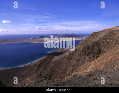 Dh Risco de Farmara MIRADOR DEL RIO LANZAROTE Montagna El canale Rio isola di Graciosa vista vista collina Foto Stock