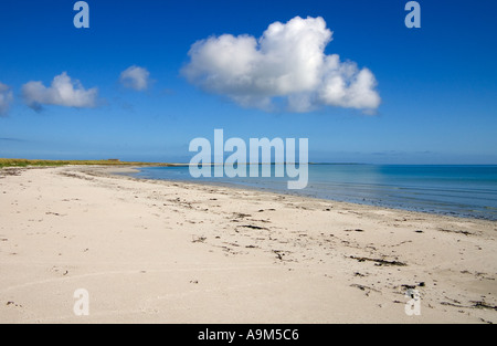 dh Bay of Lopness SANDAY ORKNEY Spiaggia di sabbia bianca cielo blu remoto aria fresca mare sabbia scozia spiagge nord tranquilla isola delle isole del regno unito Foto Stock