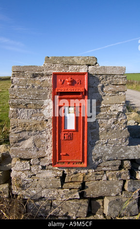 dh SANDAY ORKNEY casella di lettere rurale vittoriana in pietra vecchia parete posta servizio postale casella postale regno unito scozia caselle postali paese po Foto Stock