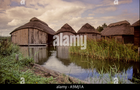 Con il tetto di paglia Boathouses Norfolk Inghilterra Foto Stock