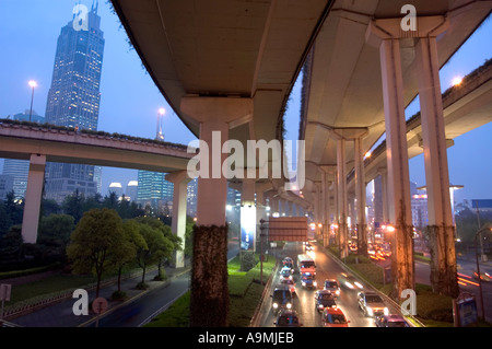 Stradine che conducono a quattro livelli di svincolo autostradale NEL CENTRO DI SHANGHAI IN CINA Foto Stock
