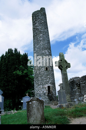 In piedi resti archeologici nel paesaggio irlandese Foto Stock