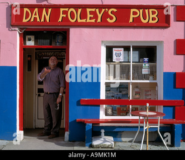 L'Irlanda, nella contea di Kerry, la penisola di Dingle, annascaul village, più colorato village pub, momento nel tempo, wild atlantic modo, Foto Stock