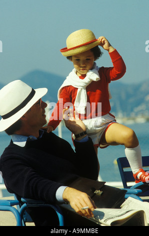 Il padre e il figlio francesi godono insieme del tempo di qualità nel sole. Sud della Francia. Sono molto chic e tipicamente alla moda. 1980 OMERO SYKES Foto Stock