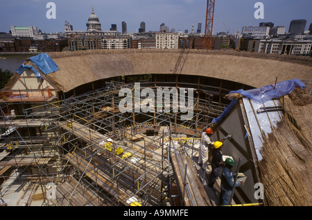 Globe Theatre di Shakespeare Globe Theatre degli anni novanta Londra UK in costruzione 1997 Inghilterra HOMER SYKES Foto Stock