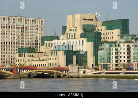 Vauxhall Bridge Road attraversando il fiume Tamigi con moderno edificio sede del Secret Intelligence Service o MI6 oltre Londra Inghilterra REGNO UNITO Foto Stock