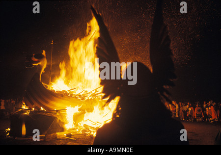 Viking Fire festival Up Helly AA Lerwick Shetlands Scozia celebrazione del festival norreno di metà inverno anni '1970 1970 UK HOMER SYKES Foto Stock