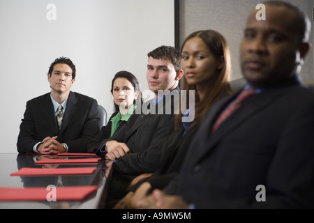 Ritratto di dirigenti aziendali seduta affiancate in una formale sala conferenze Foto Stock